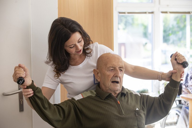 Rehabilitační sestra domů k pacientům? Klíč k lepšímu zdraví ošetřovaných